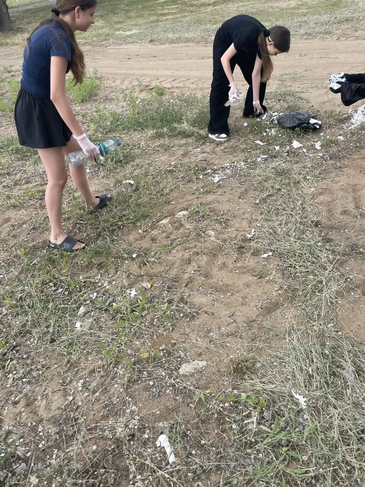 5 июня, в День Эколога, воспитанники волонтерского отряда "Данко" убрали мусор в остановке и на прил