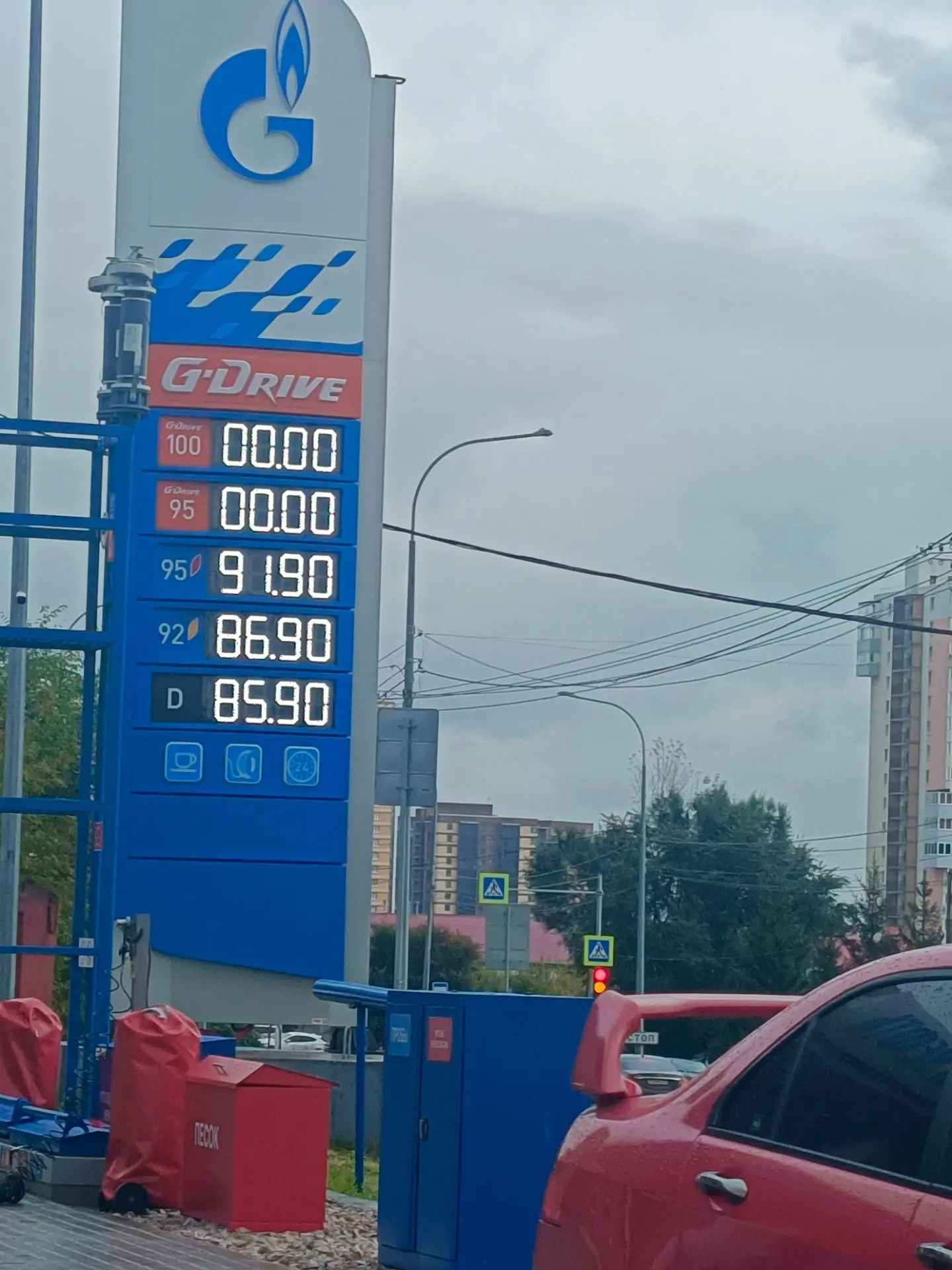 Франшиза Газпром на взлетной рядом с Распутиным. Очереди нет. 95 есть