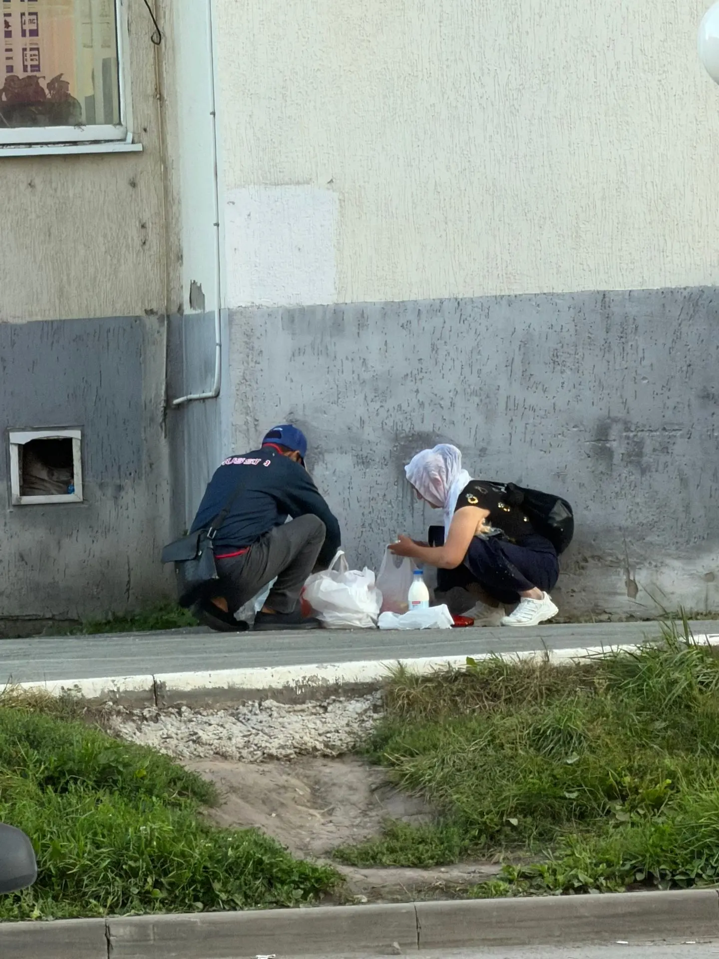 Сидела бабушка 20.08.26 у магнита на заречном проезде 37к1, и активно выпрашивала деньг...