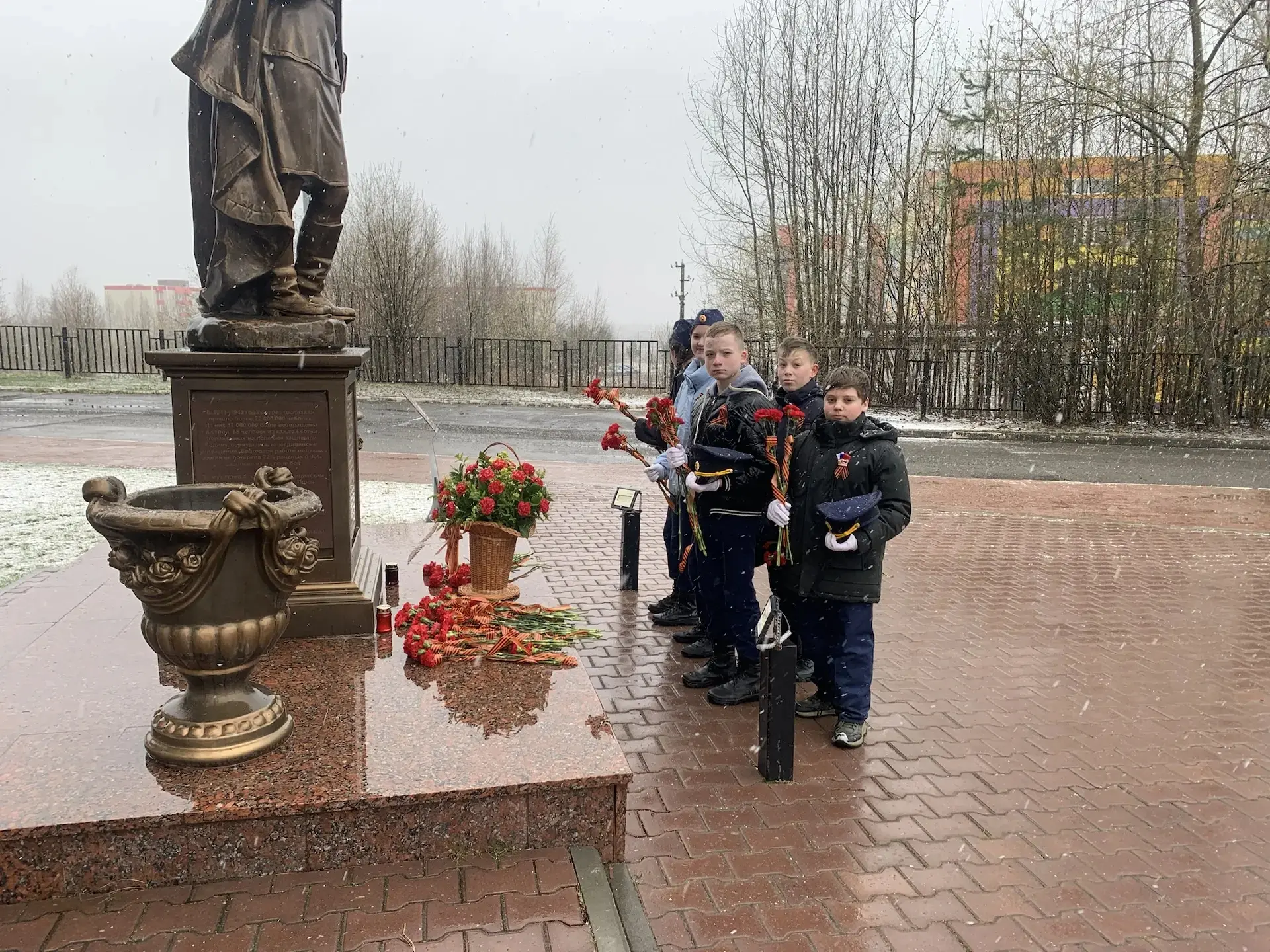 🌹🌹🌹9 мая учащиеся 7в кадетского класса вместе со своим классным руководителем Калашниковым Андреем В