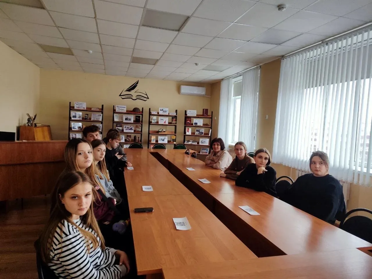 В День воссоединения Крыма и Севастополя с Россией для учащихся 9⃣ Б класса сотрудниками библиотеки 