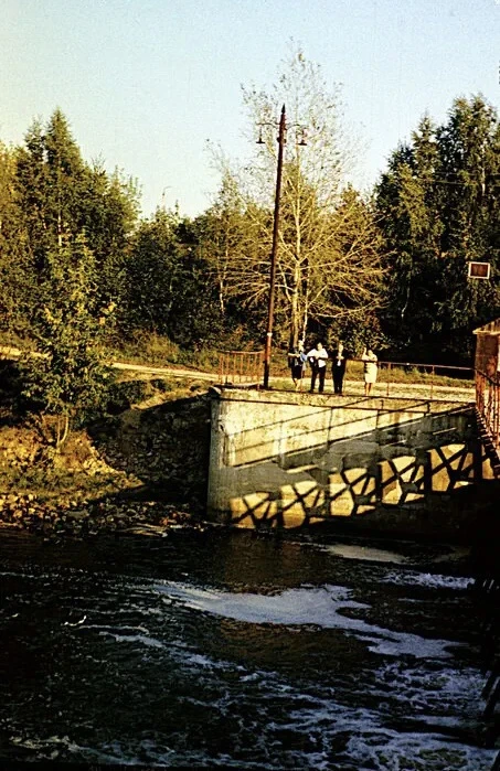 📸 По плотине — пешком: каким был привычный маршрут подольчан