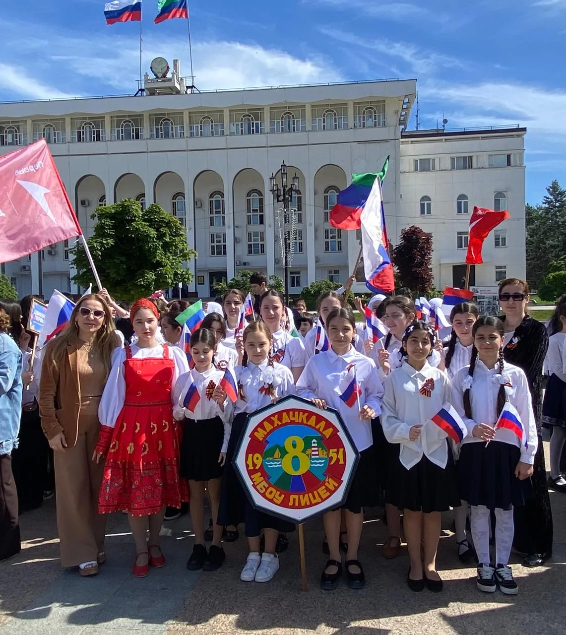 21 мая  активисты 5/1 и 7 х/б классов МБОУ «Лицей 8» во главе с зам.директора по ВР Акаевой З.М. и с