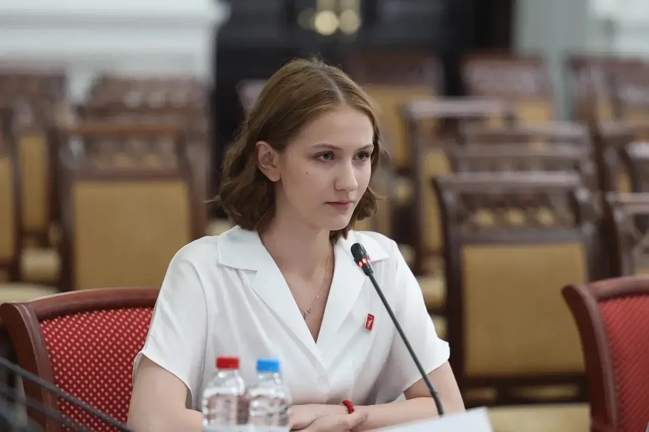 Студентка Астраханского музыкального колледжа приняла участие в заседании по молодежной политике 

�