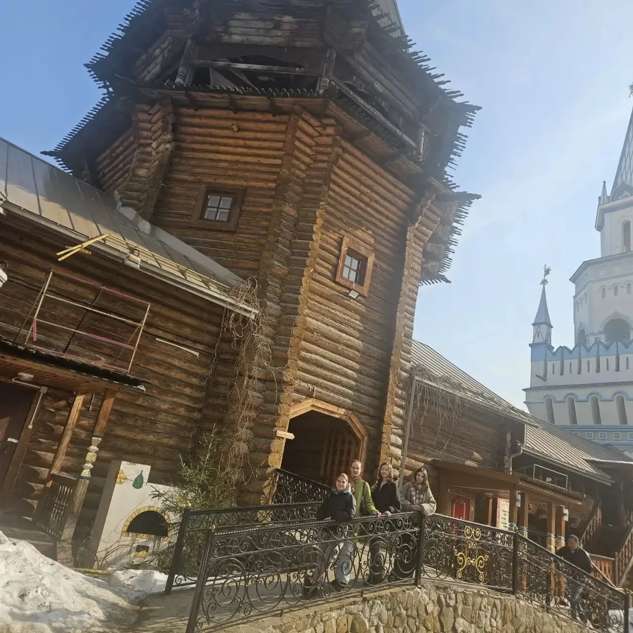 Каникулы — в радость! 🌈✨  🏰 20 марта наш 10 «В» класс отправился в настоящее сказочное путешествие, 