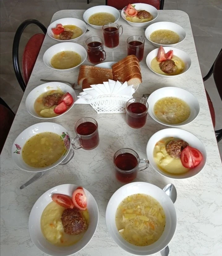 Обед🍽️
🍅 Помидоры свежие
🍲 Суп с вермишелью и курицей
🥩 Биточки из говядины с соусом
🍛 Картофел
