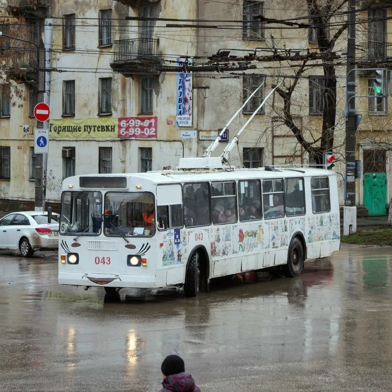 В Новокуйбышевске в 2012 году запечатлели необычный автобус. Транспортное средство выгл...