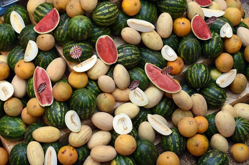 🍉Сезон арбузов и дынь официально открыт: в столице появились бахчевые развалы