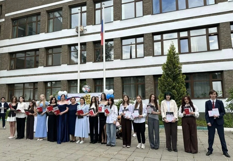 🎓 Дорогие выпускники!

🎉 Спасибо вам за смех, идеи и атмосферу, которую вы создавали в школе. Кажд