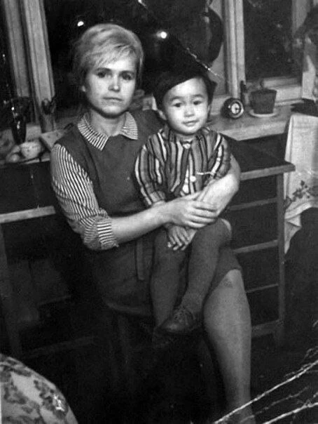Bитя Цoй с мамой Валентиной Baсильевной.