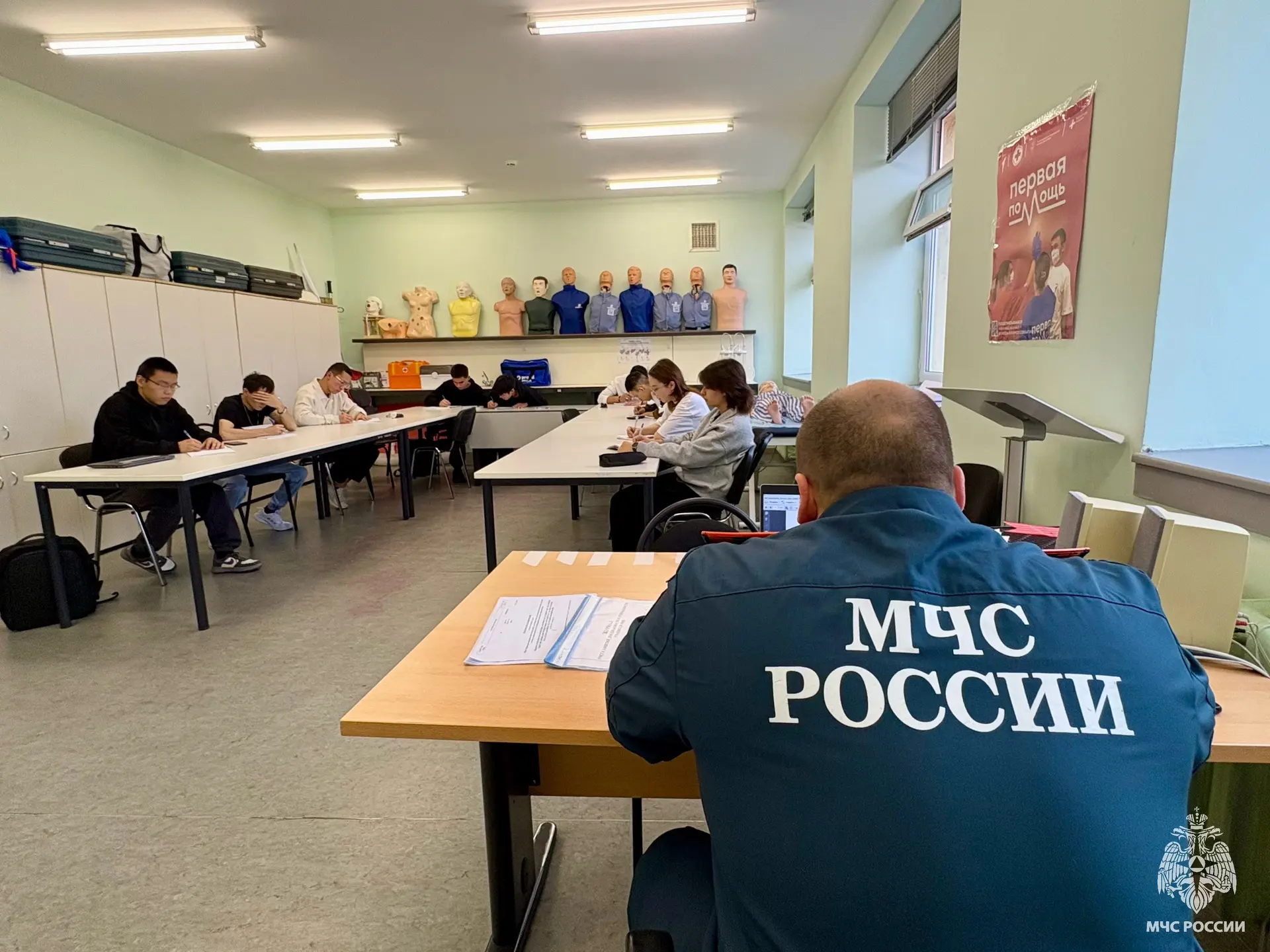 🚒 Будущие спасатели осваивают профессию вместе с сотрудником МЧС