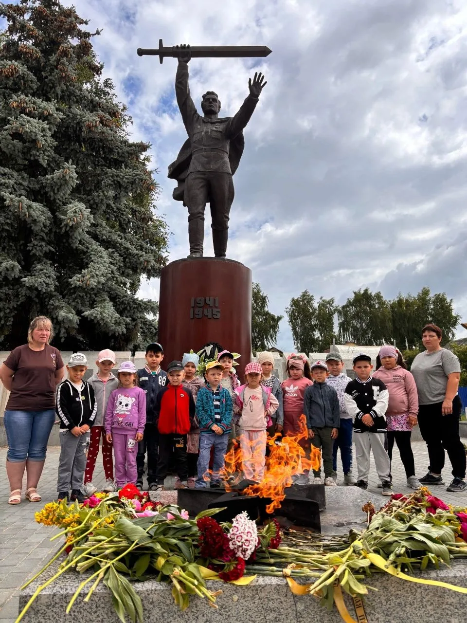 22 июня — День памяти и скорби. Воспитанники подготовительной и старшей группы приняли участие в акц