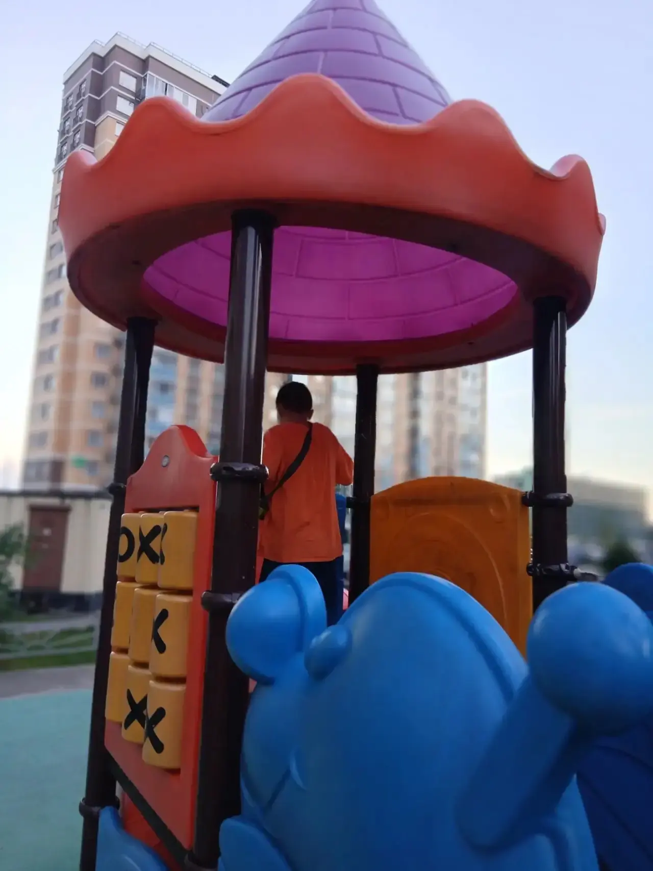 🚫Мальчик скинул чемодан на ребенка с детской горки . Это ужас какой-то. Если узнали св...