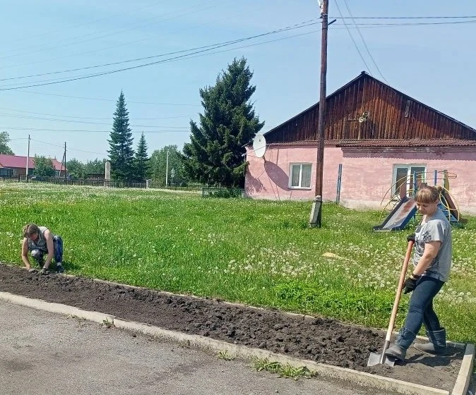 Благоустройство клумб «Украсили жизнь цветами»
Сотрудники  Сары- Чумышского ДК и библиотеки провели 