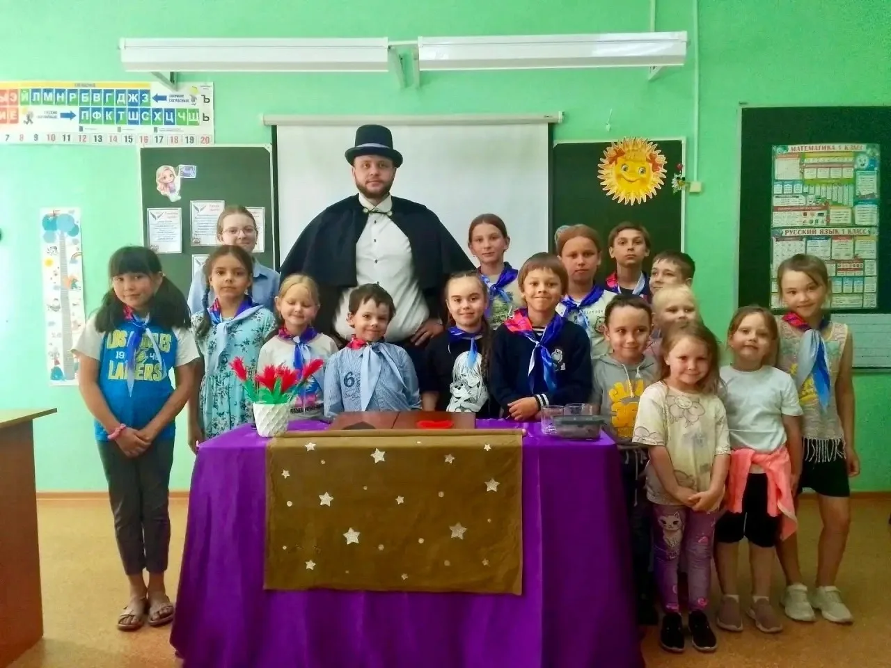 🪄 Волшебный день в нескольких пришкольных лагерях нашего округа! 
 
К ребятам в гости приходил проф