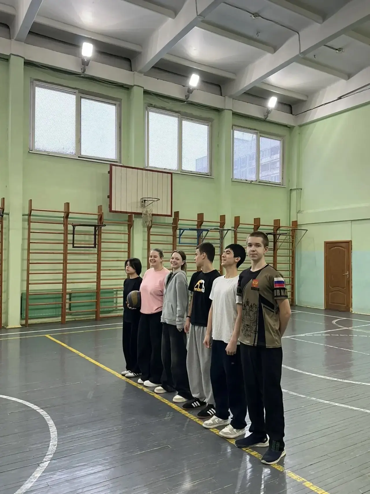 🏐2 марта прошла товарищеская встреча по волейболу между командами 8В и 8С классов! 🎉   Ребята показа