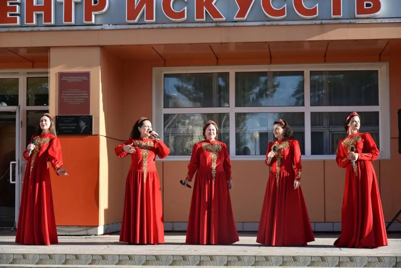 Артисты Городского центра искусств поздравили балаковцев с Днем России 

Праздничный концерт «Я любл