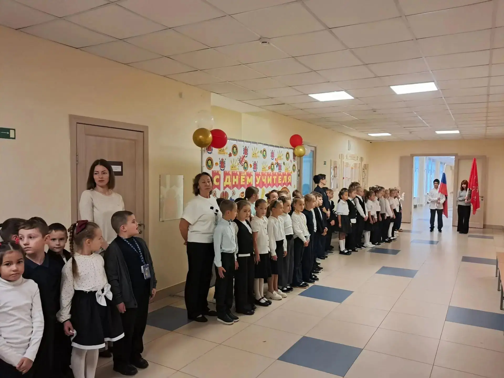 🇷🇺 Утро в школе началось с торжественной линейки