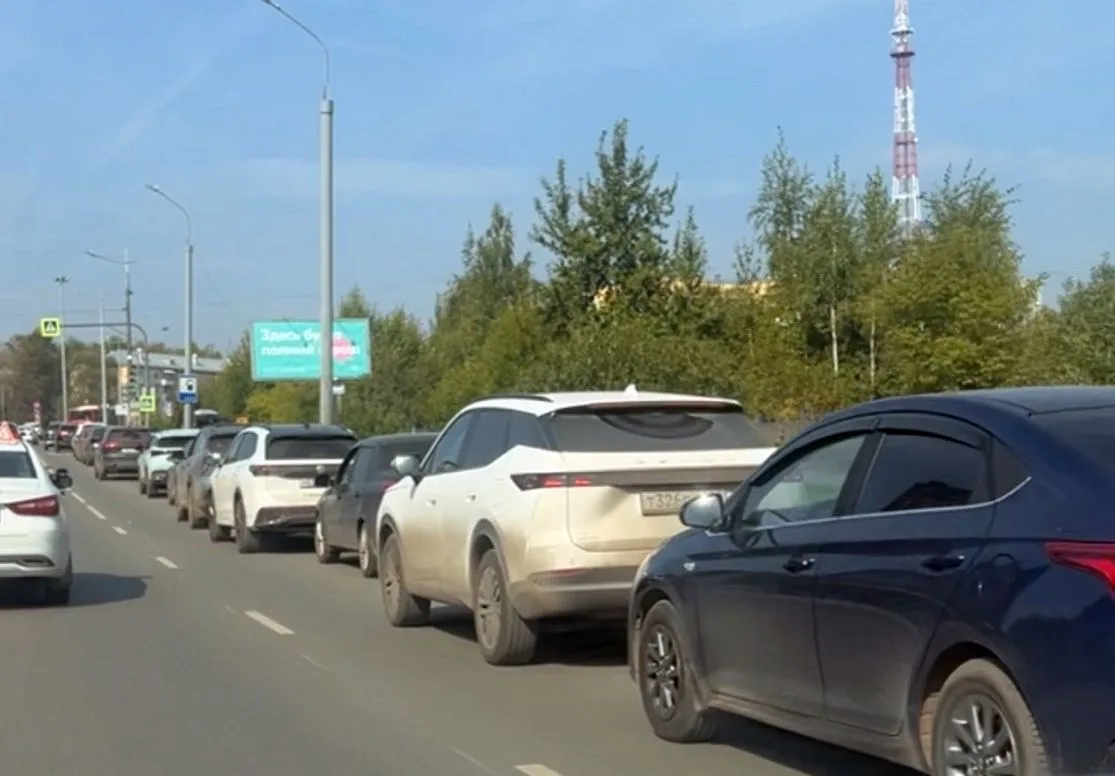 Пермяки выстраиваются в километровые очереди на заправках, оставляя автомобили на проез...