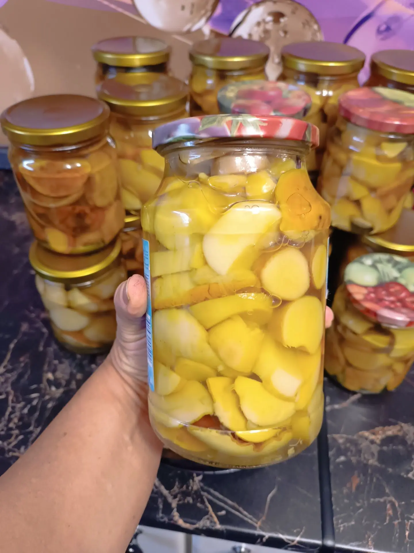В продаже маринованные боровые белые грибы  и подосиновики, сушеные боровики и лисички.