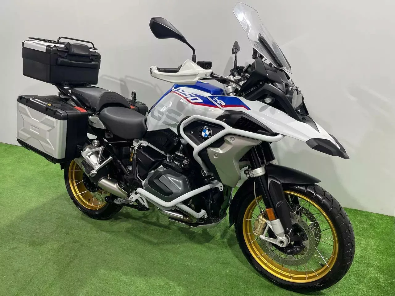 BMW R1250GS
в наличии во Владивостоке

Характеристики:
- 2019 год
- объем 1250 см3
- Аукцион BDS
- о