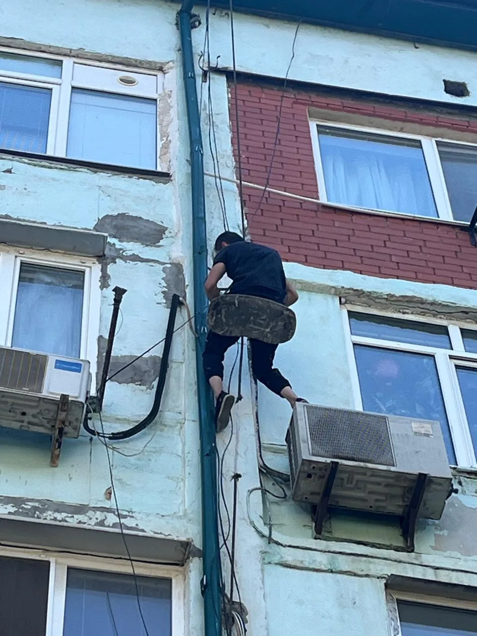 пр. Гамидова, дом 10, крепление и установка водосточных труб.