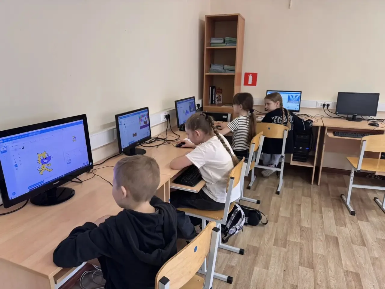 Учащиеся Островецкой школы с удовольствием занимаются Scratch  - программированием.  Занятия проходя