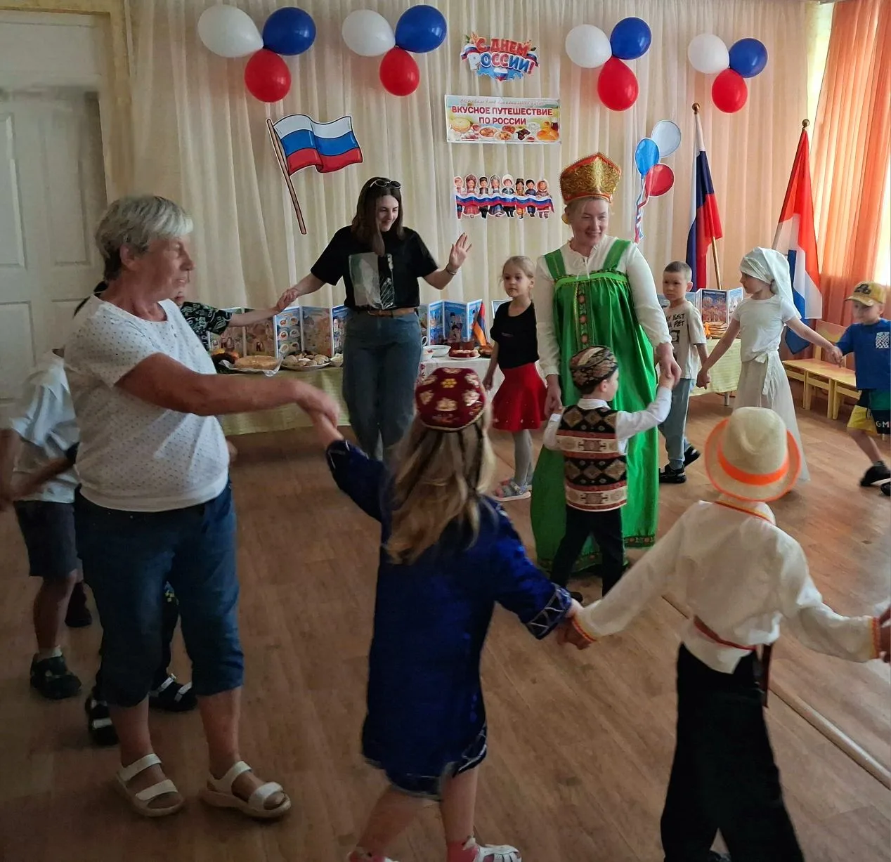 Какой невероятный🇷🇺 День России у нас сегодня получился! В детском саду прошёл «Хоровод Единства» 