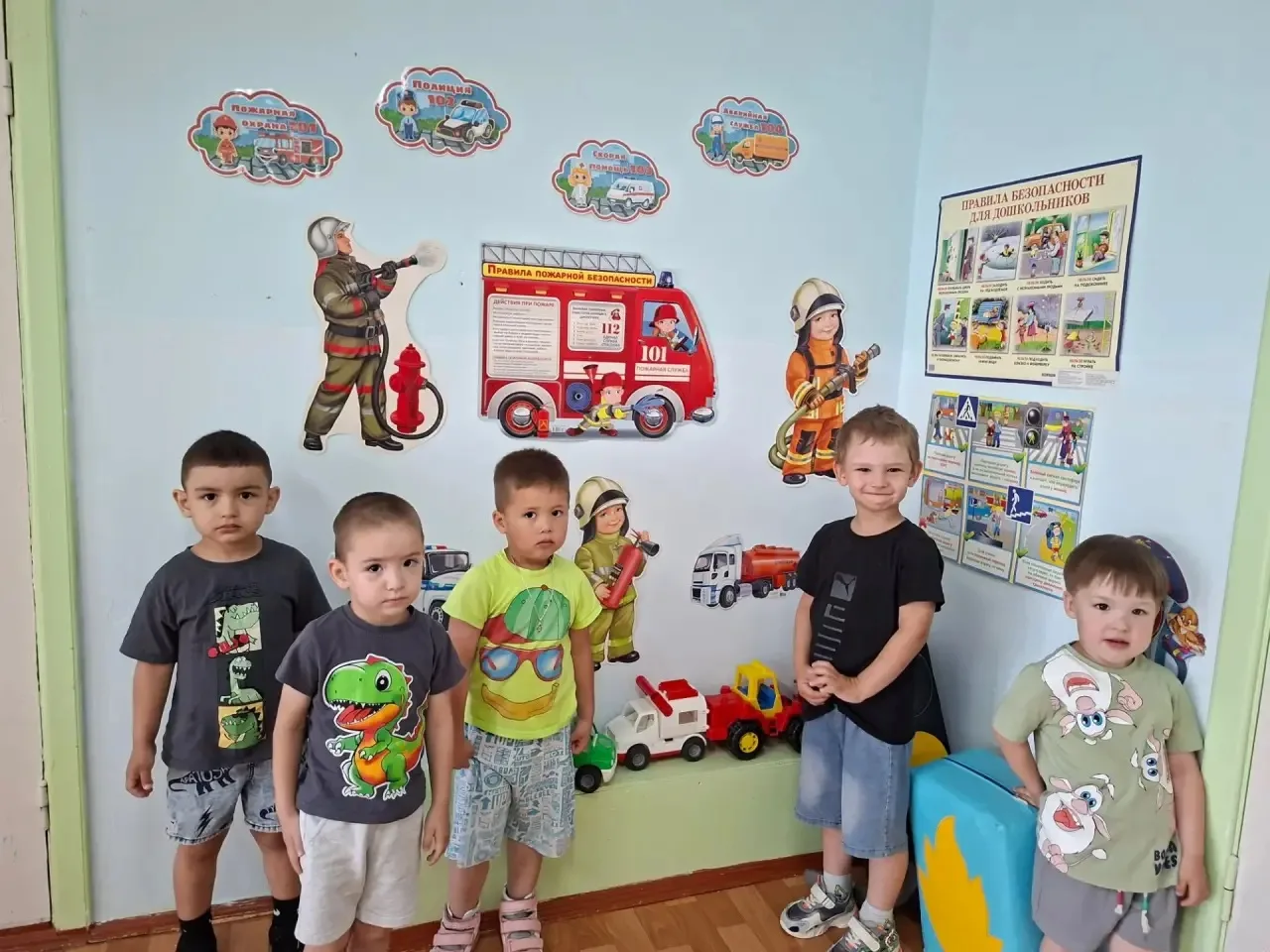 В сюжетных играх дети 3–4 лет стали копировать поведение взрослых. Мальчики и девочки «зажигают» ман
