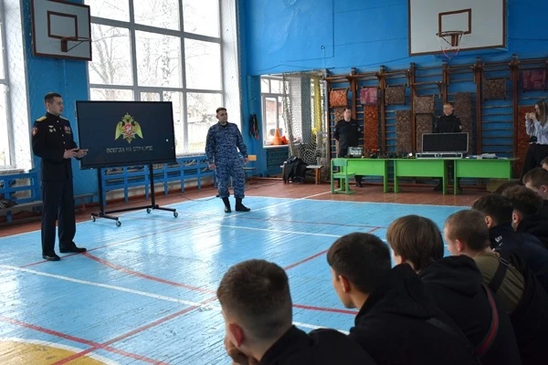 Сотрудники и военнослужащие Управления Росгвардии по Ульяновской области провели урок мужества для с