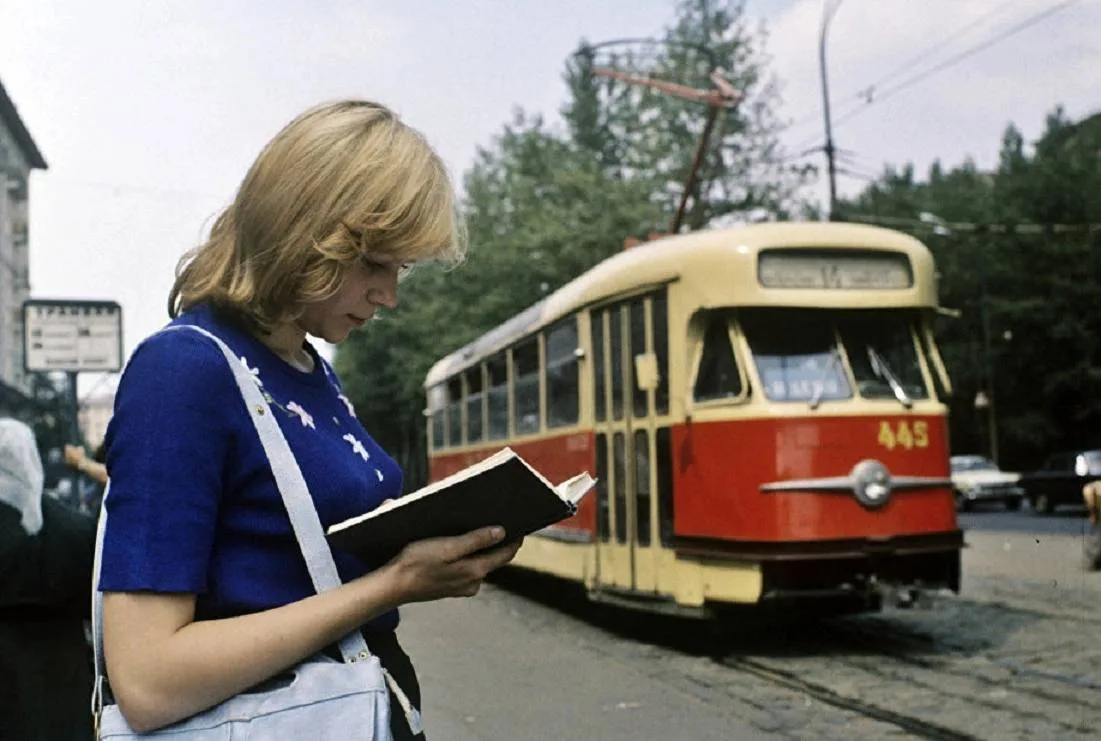 За чтением. Трамвайная остановка «Ленинский проспект», 1977