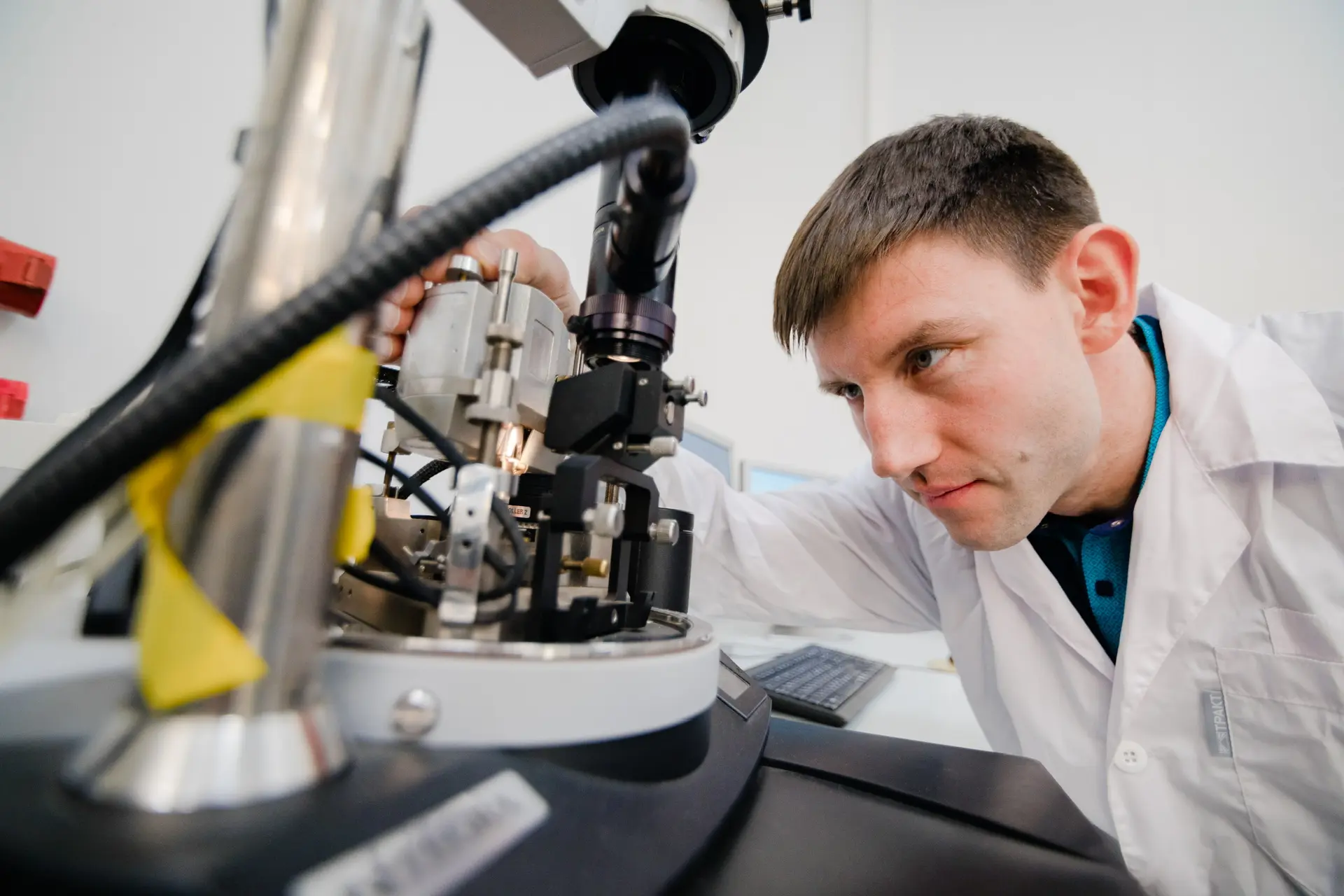👨‍🔬 Учёные ДВФУ и ДВО РАН создали гибридный наноматериал для производства квантовых компьютеров  Исс