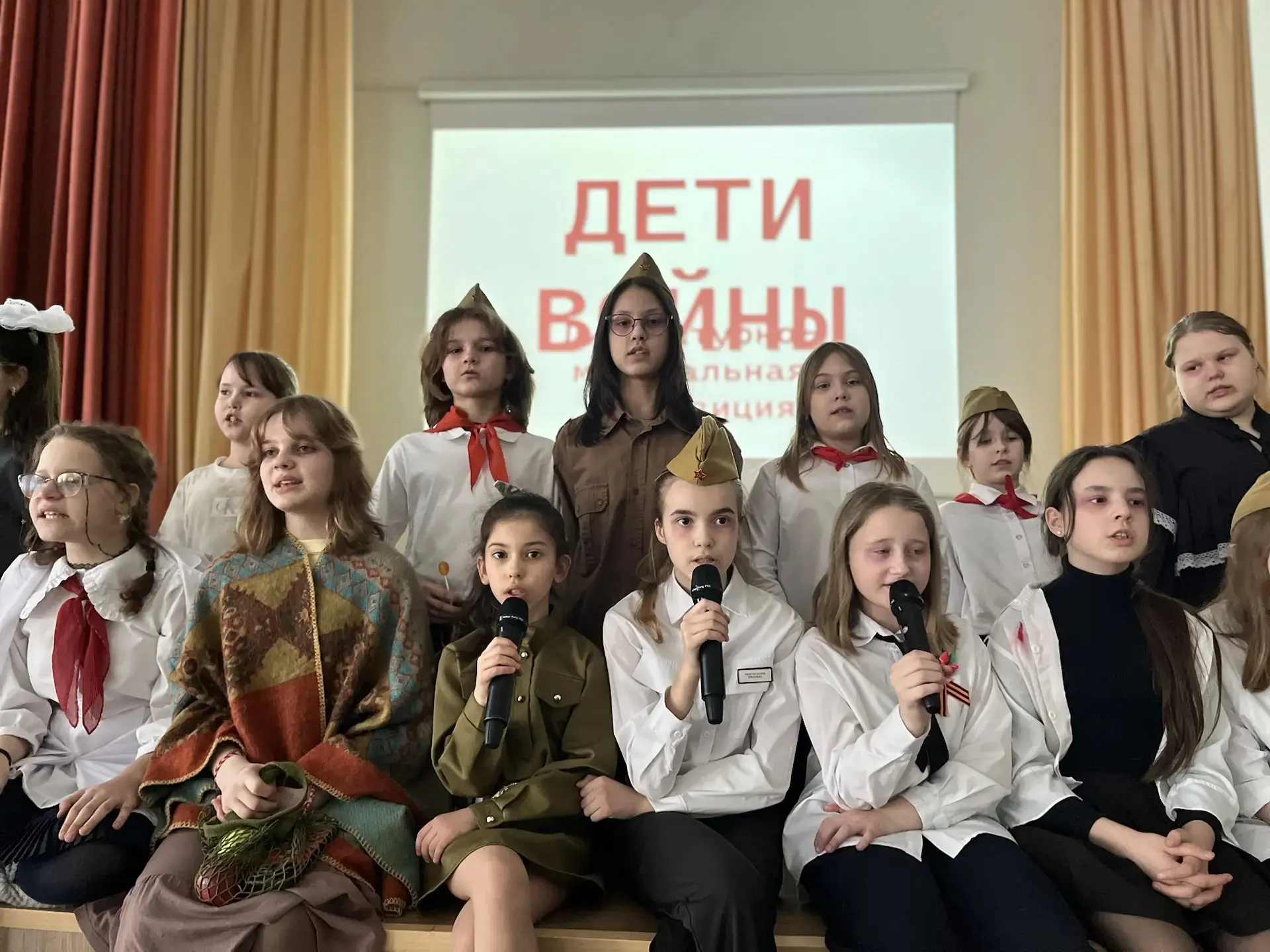 🎭 7 мая 2026 года на сцене нашей школы состоялась долгожданная премьера спектакля «Дети войны». Это 