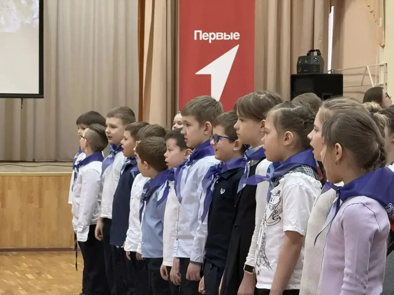 🌟 Торжественное начало дня!  Сегодняшний учебный день в нашей школе начался с особой церемонии — тор
