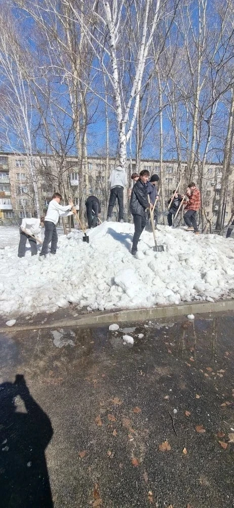 Мир! Труд! Май!  Субботник, который нас объединил!  Накануне праздничного весенниего дня наша школа 