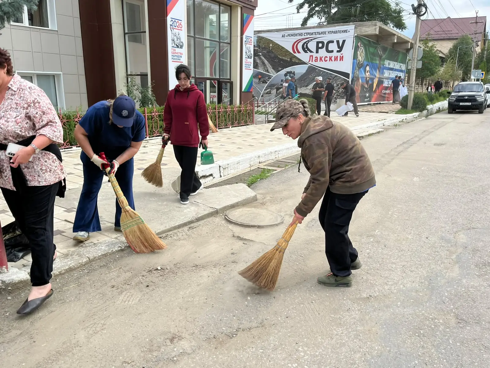 Сегодня коллектив администрации района принял активное участие в благоустройстве террит...