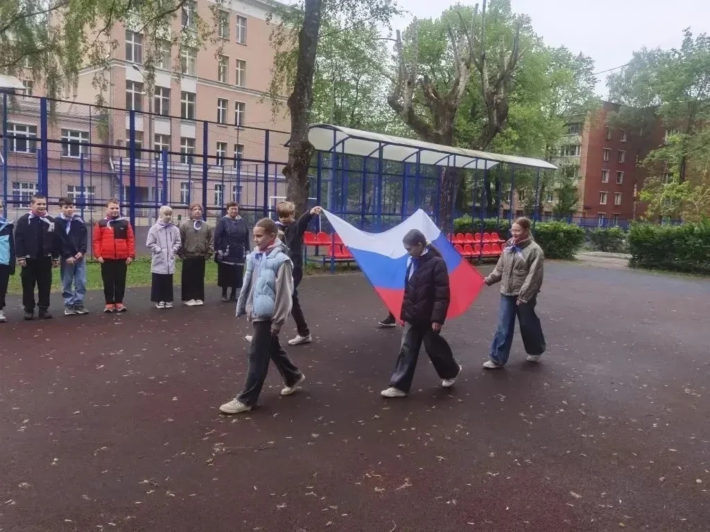 🇷🇺Новая учебная неделя, по неизменной традиции, во всех корпусах нашей школы началась с торжественно