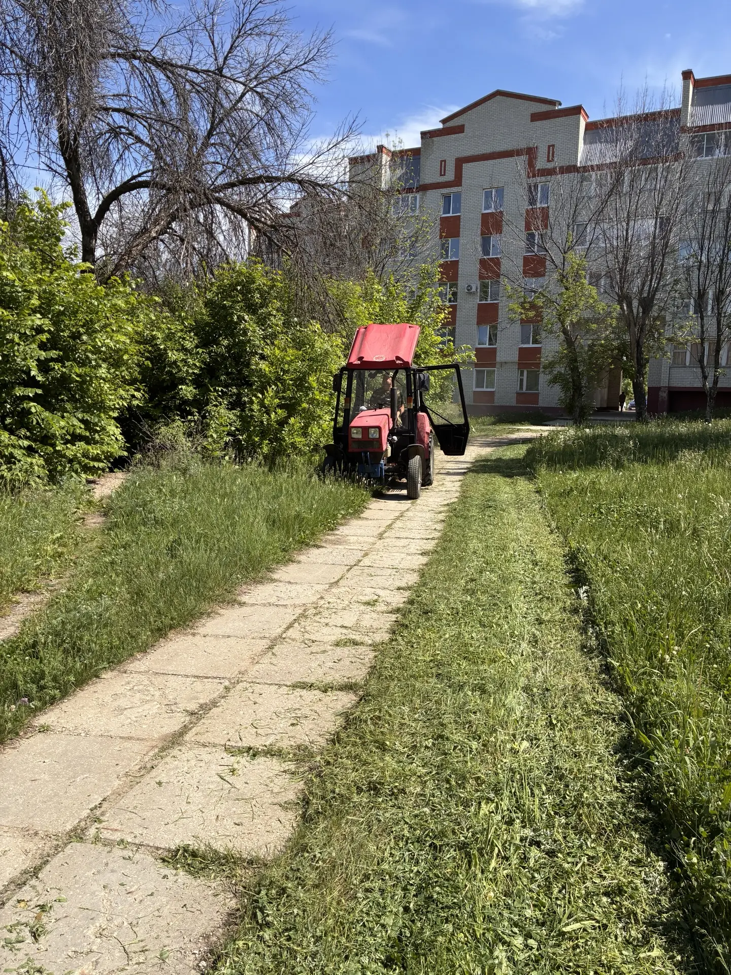 МАУ «Благоустройство» продолжает покос травы по