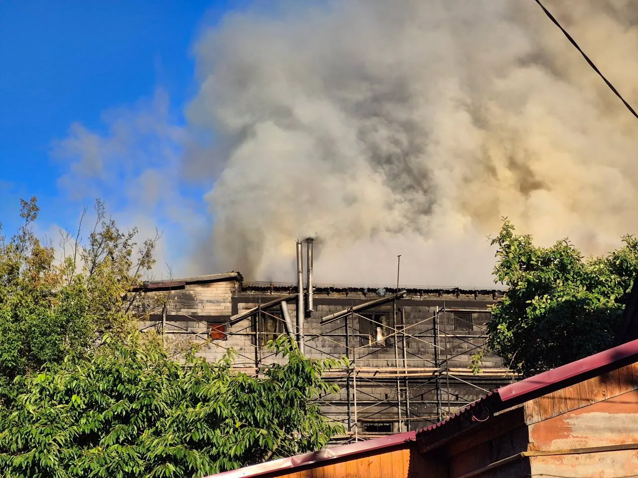 Сильный пожар на Полевой, рядом со зданием бывшего АЗТ