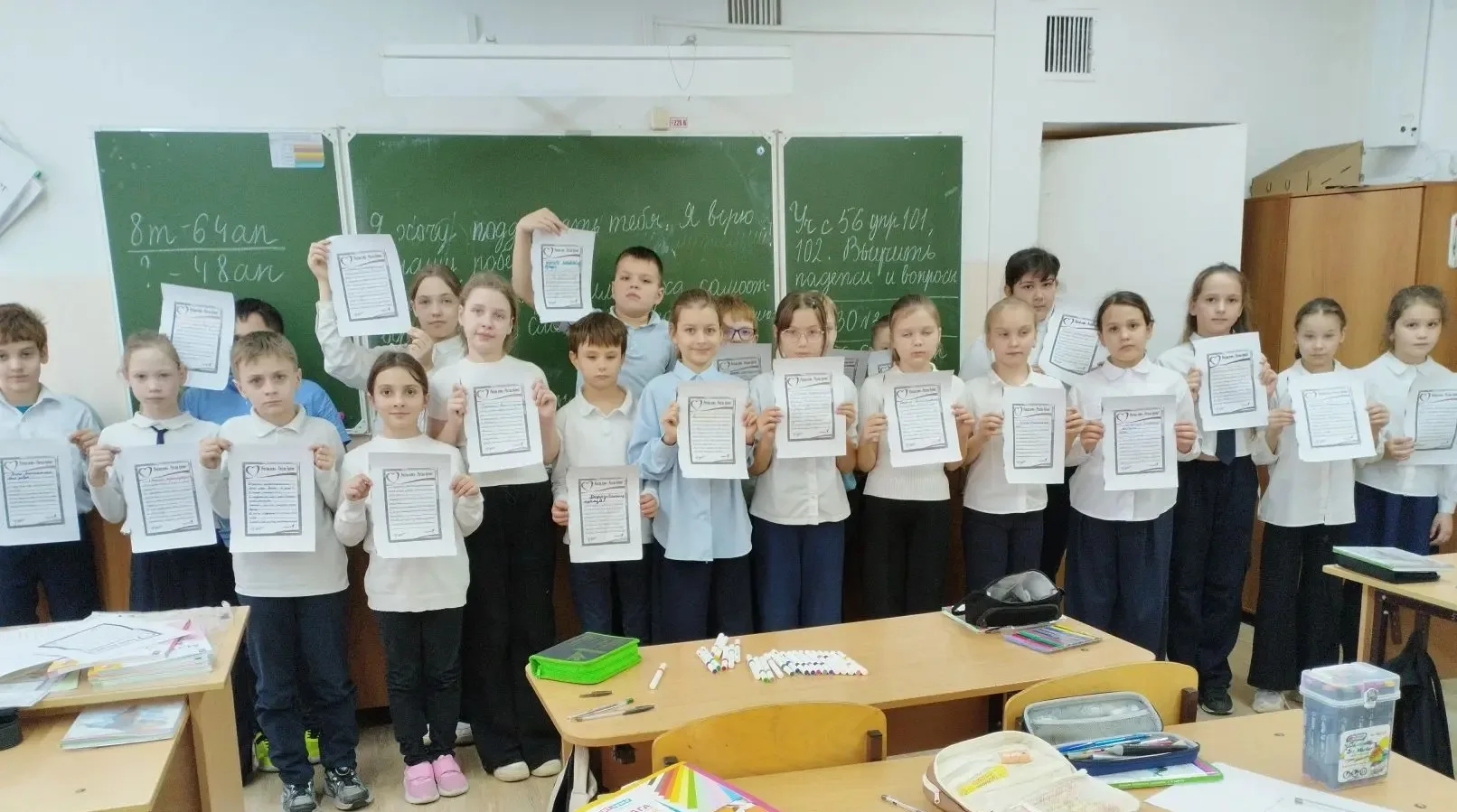 Сегодня мои ребята из разных классов приняли участие в акции "Письмо солдату" ✉️✉️✉️  Мальчишки и де