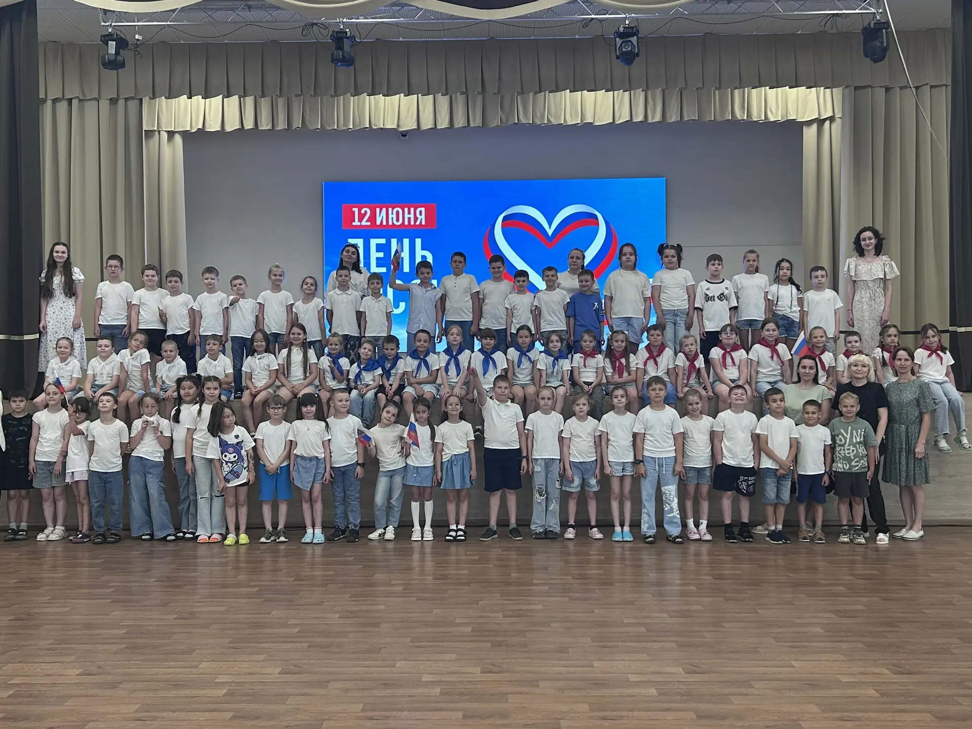 🇷🇺 Ребята летнего оздоровительного лагеря "Галактика" МОУ  "СОШ им. Ю. А. Гагарина" п...