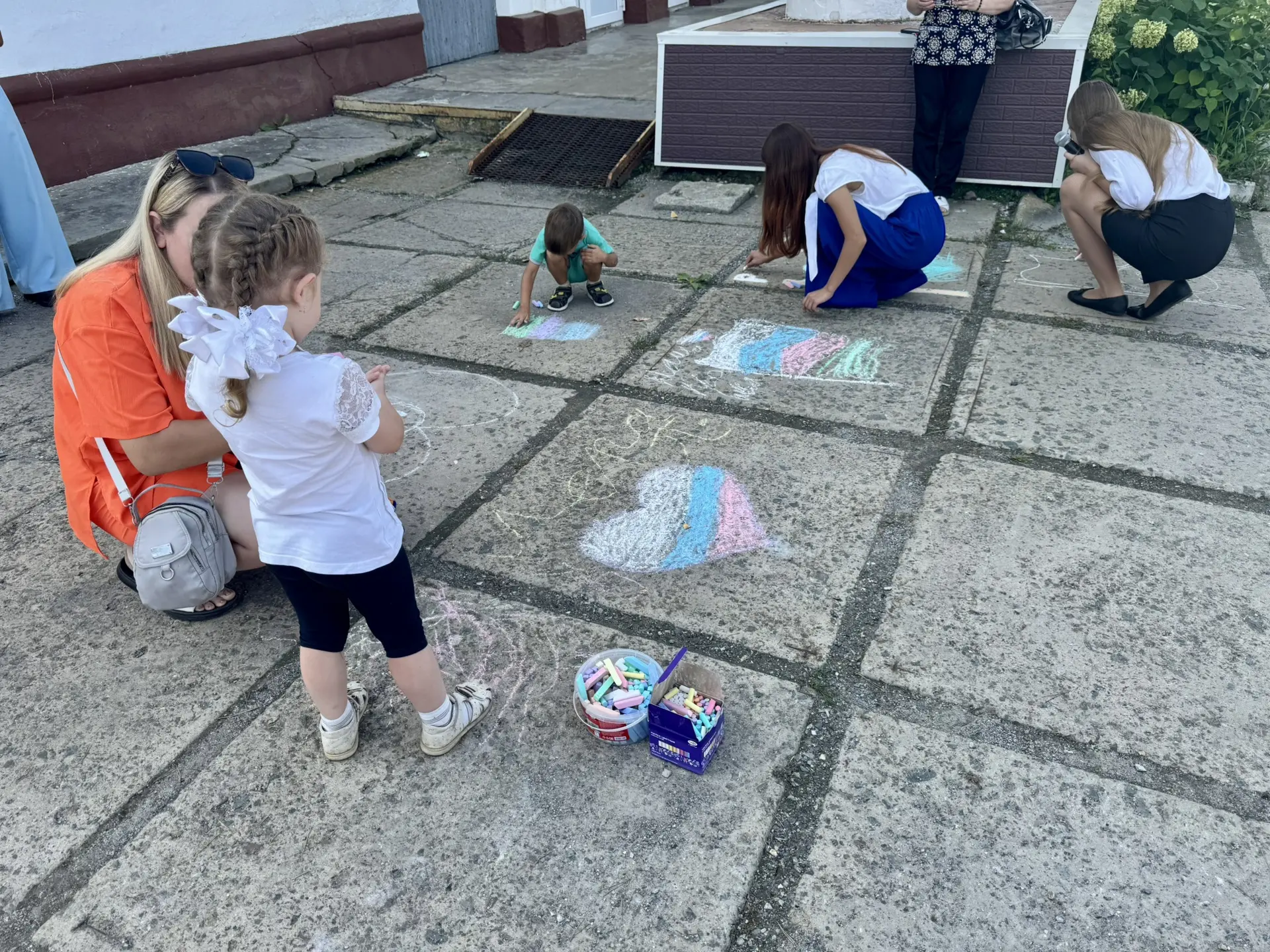 ☀️Перед началом концерта, посвященного Дню флага, прошел конкурс рисунков на асфальте «...