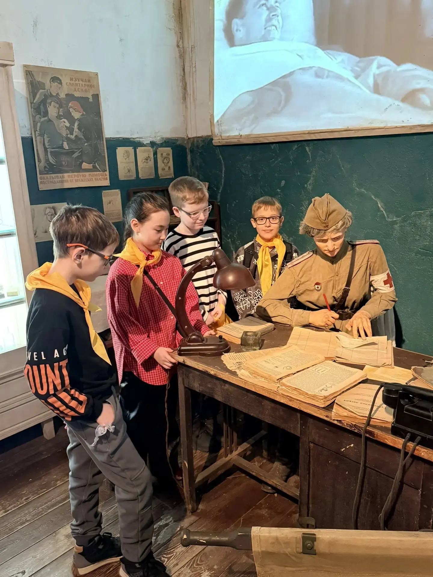 🎒 Ученики 3 «А» и 3 «Д» классов побывали на экскурсии «Подвиг народа» в Музее Победы. В интерактивно