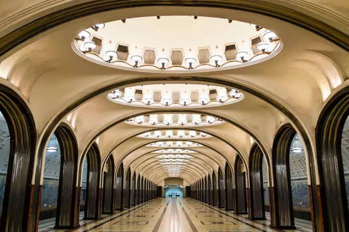 📜 7 удивительных фактов о Московском метро 

▫️На Кольцевой линии перед станцией тоннель слегка под