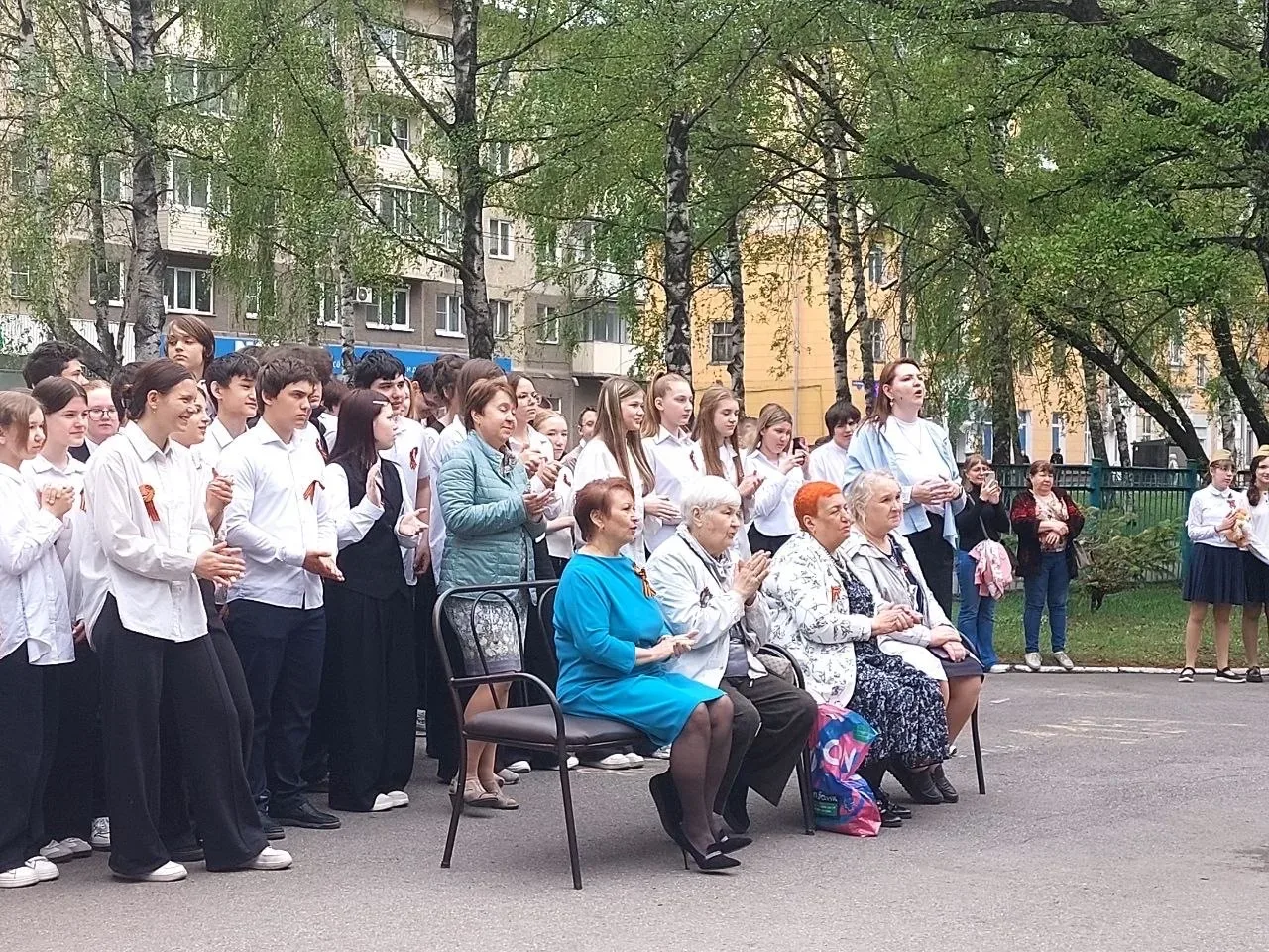 Друзья, сегодня в на крыльце нашей школы звучали самые важные и пронзительные мелодии и слова! ✨  Со