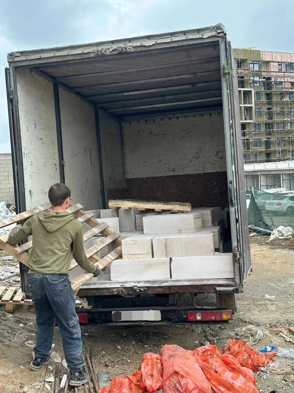 Занимаемся вывозом СТРОЙМУСОРА и ненужного ХЛАМА, спуск с ЛЮБОГО этажа, ставим ЛОДКУ по...