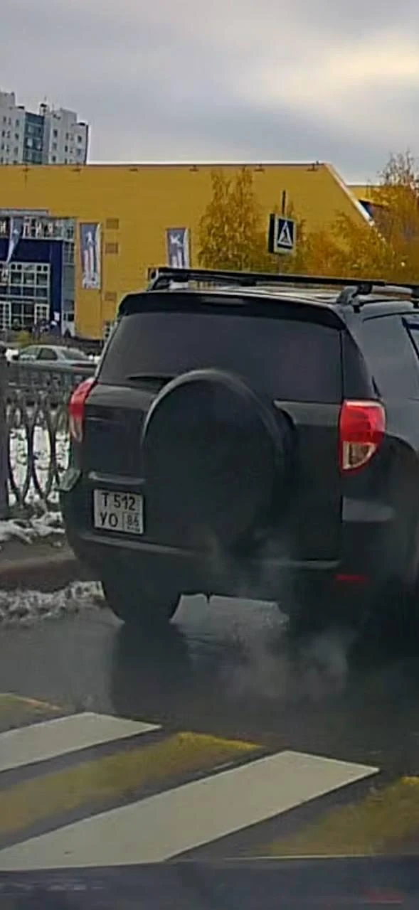 У водителя явно лишнее водительское. От "Европы" НЕЛЬЗЯ поворачивать налево.