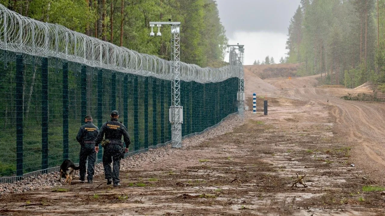 Финляндия достроила стену на границе с Россией