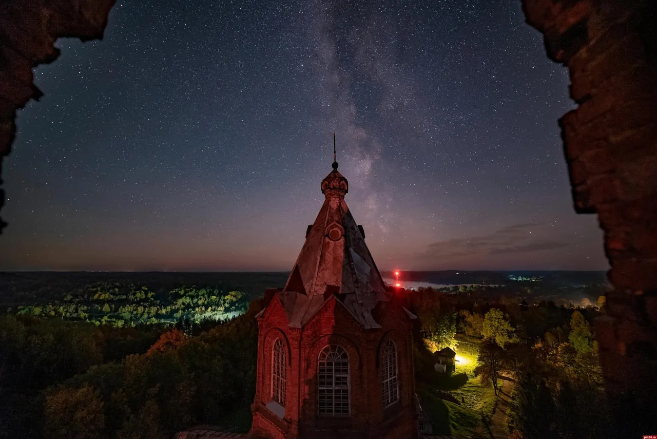 🌌 Плеяды и Андромеда: астрофотограф запечатлел глубокий космос с колокольни храма в Де...
