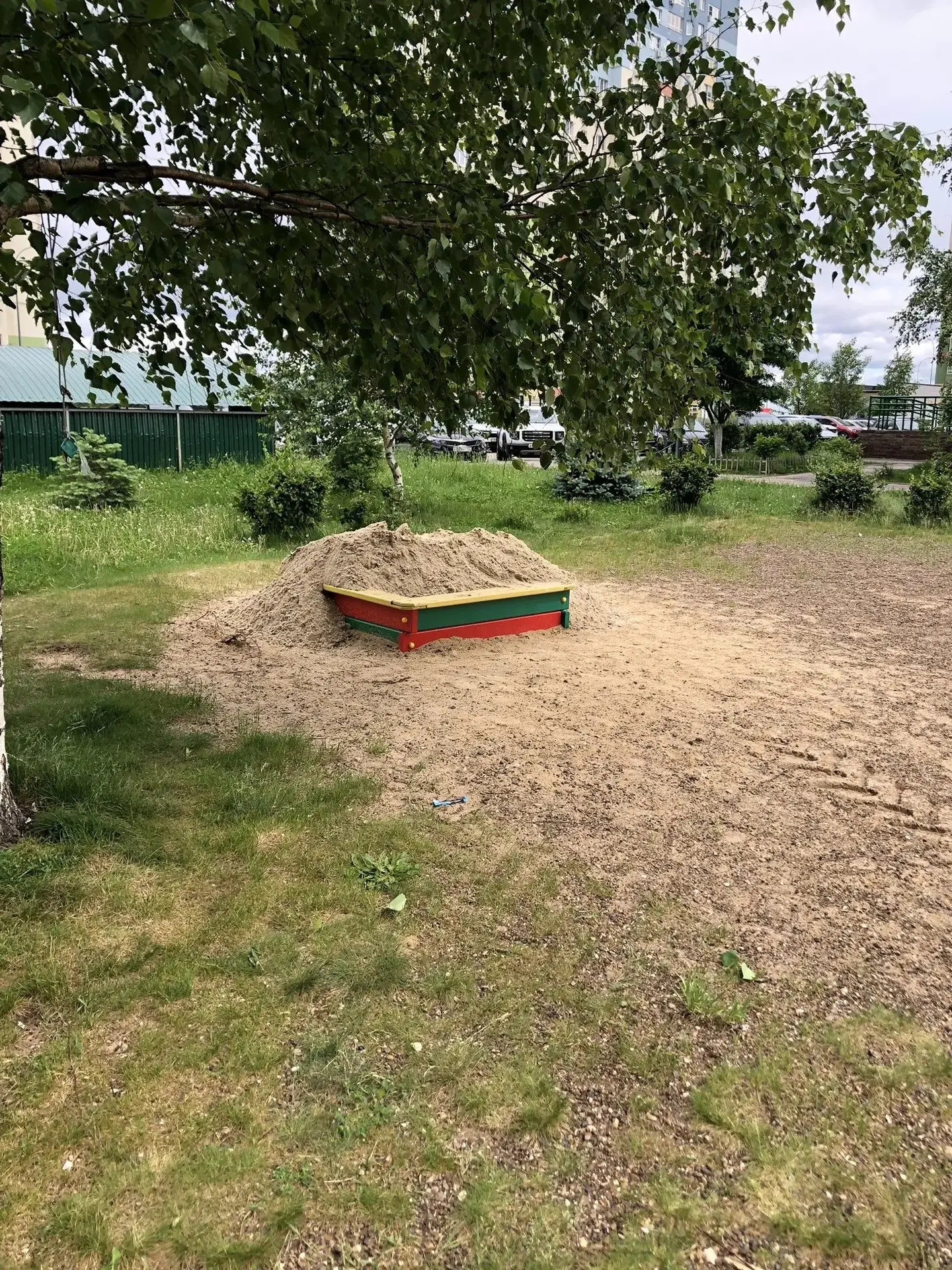 В преддверии лета завезли новый песок в песочницы ЖК "Седьмое небо"!